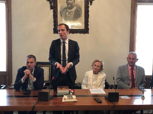 Il governatore Fvg, Massimiliano Fedriga (secondo da sx) alla Storica Società Operaia di Pordenone